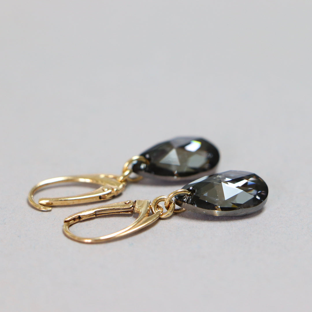 Boucles d'oreilles (crochets, dormeuse, puces ou à clips), cristaux Swarovski, argent doré, collection LARME, gris argenté