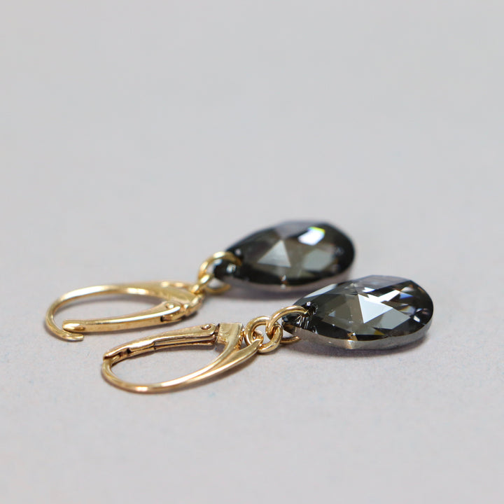 Boucles d'oreilles (crochets, dormeuse, puces ou à clips), cristaux Swarovski, argent doré, collection LARME, gris argenté
