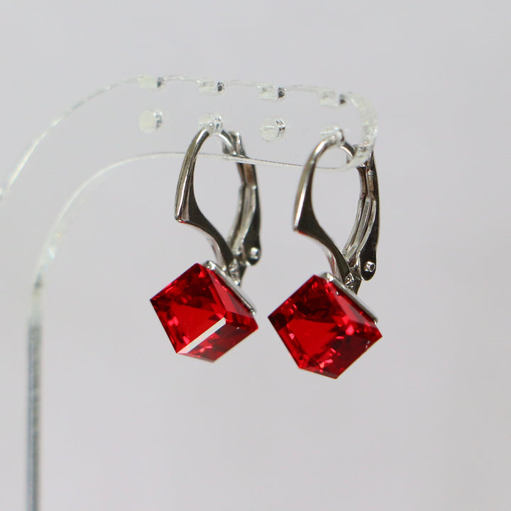 Boucles d'oreilles, cristaux Swarovski, argent rhodié, rouge vive, CUBIC