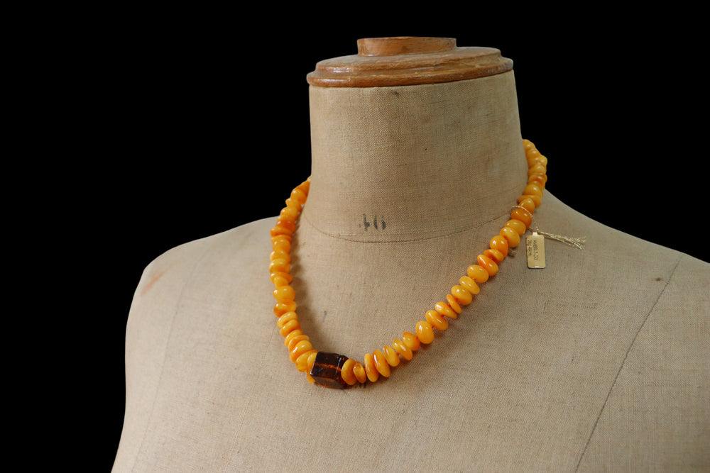 Collier en ambre de Baltique, à noeuds, longueur 49 cm