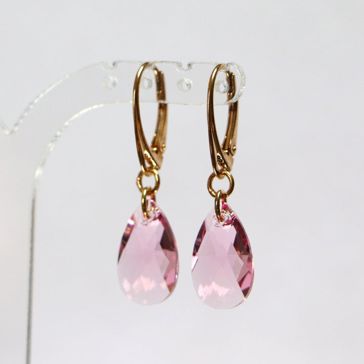 Boucles d'oreilles (crochets, dormeuse, puces ou à clips), cristaux Swarovski, argent doré, collection LARME, rose clair