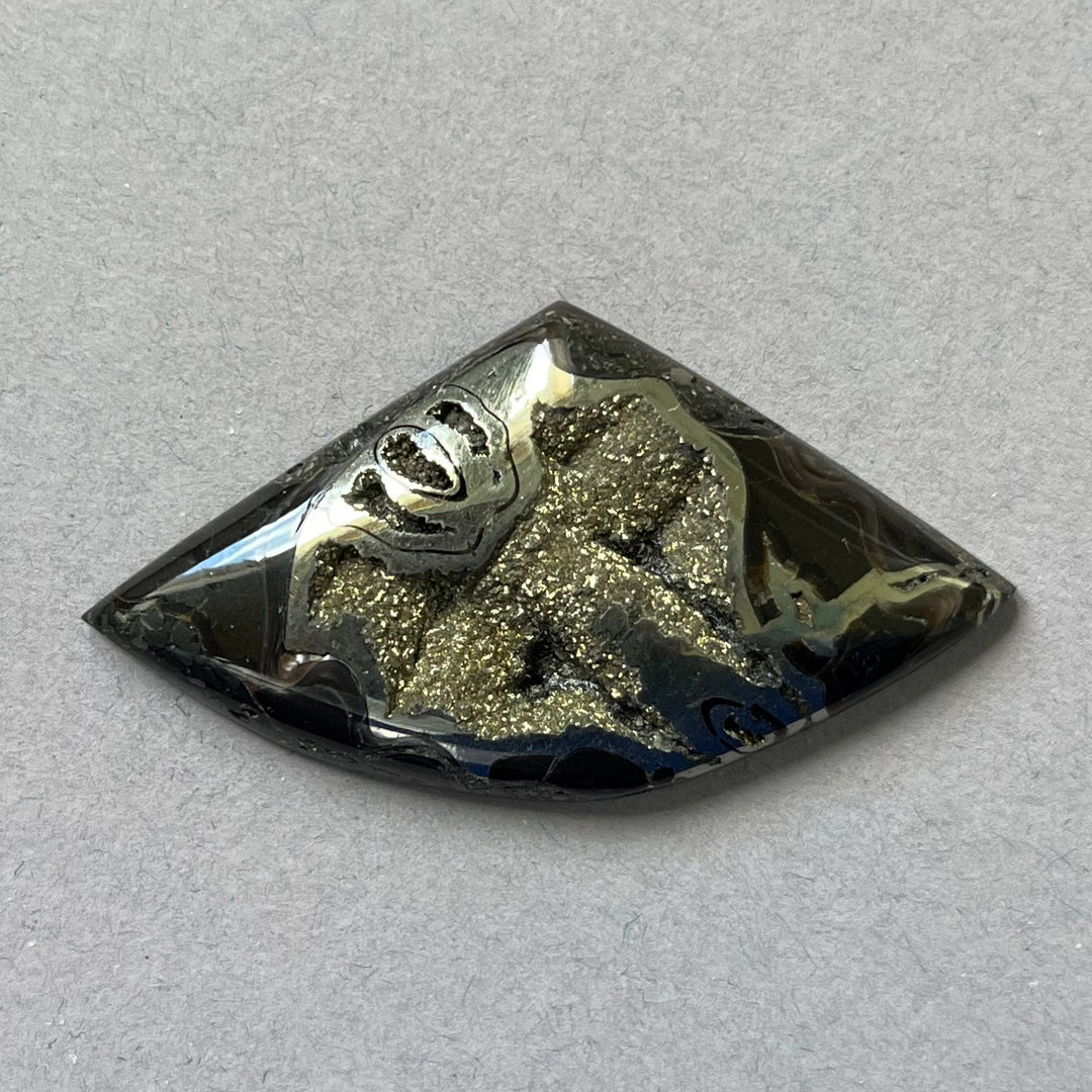 Pyritisierter Ammonit, AM_P126, Cabochon-Schliff, 48x26x6 mm