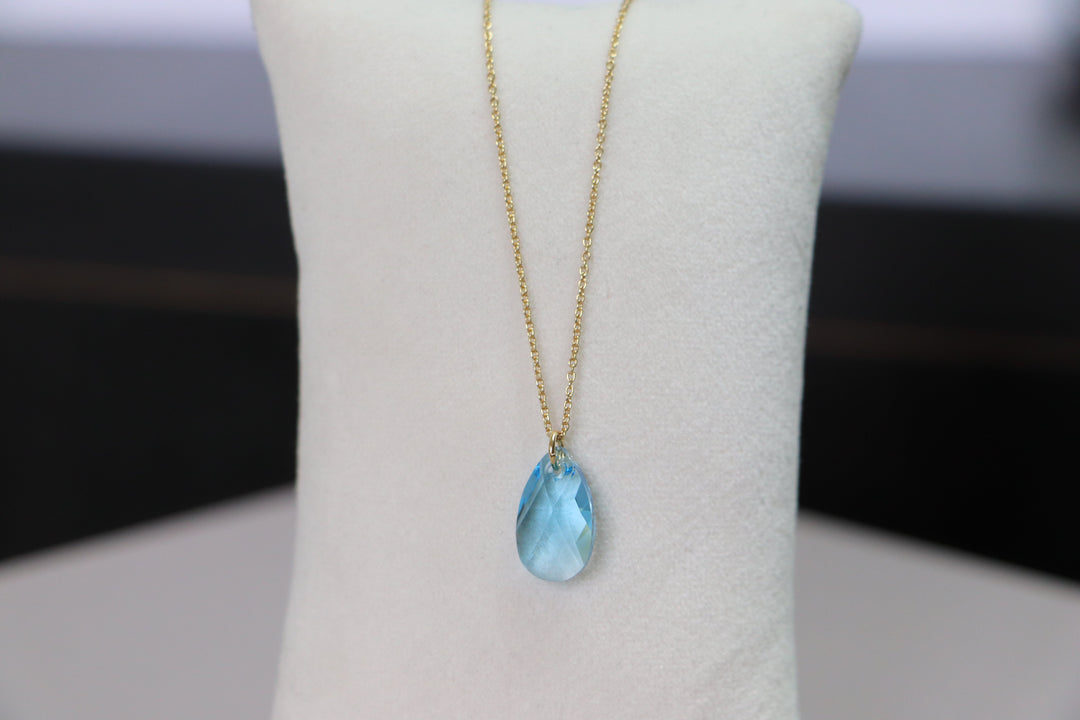 Pendentif (petite goutte) avec une chaine, cristaux Swarovski, argent doré, collection LARME, bleu turquoise