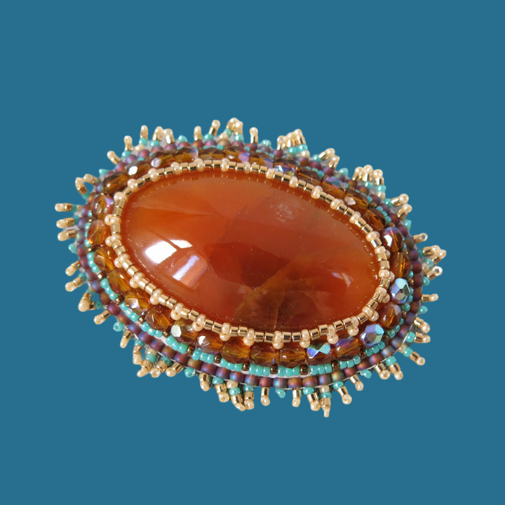 Bestickte Brosche, Simbirsit, Karamell