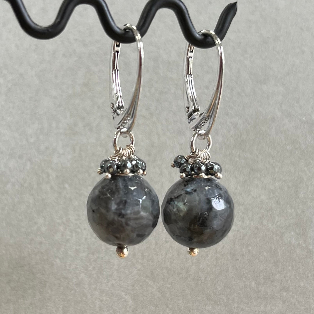 Ohrringe mit Larvikit und Hämatit, aus Silber