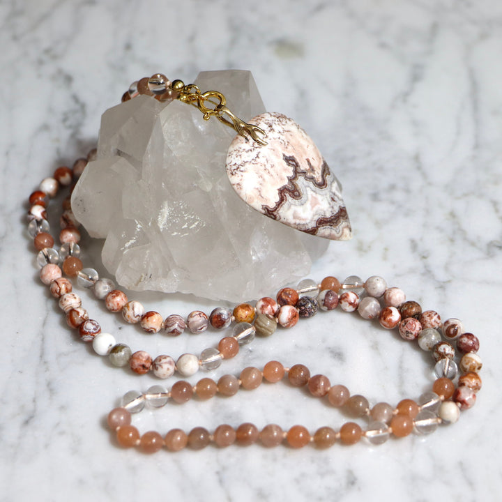 Mala-Halskette aus Achat und Mondstein mit einem Anhänger aus Achat in „Crazy Lace“-Optik