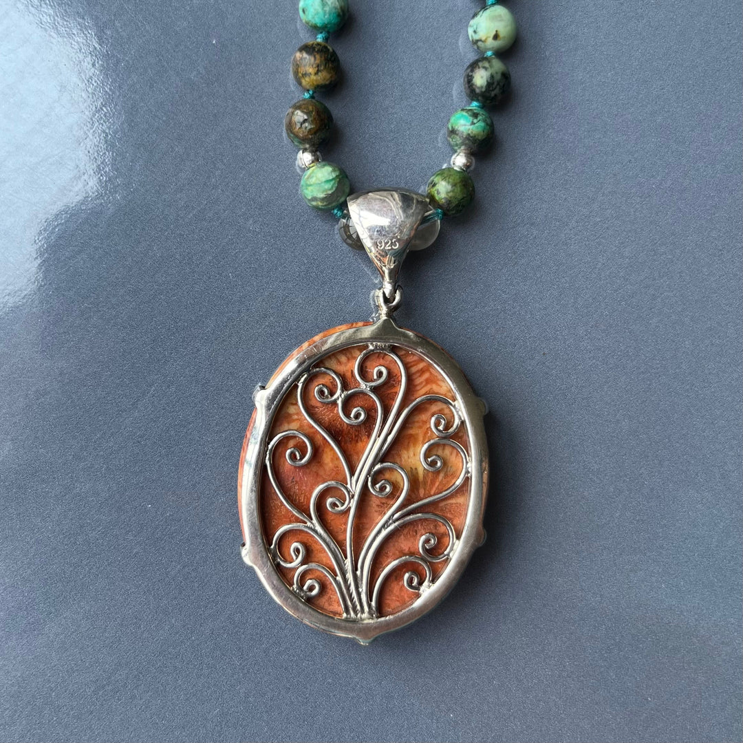 Mala-Halskette aus Jaspis („afrikanischem Türkis“) und Anhänger aus orangefarbener fossiler Koralle