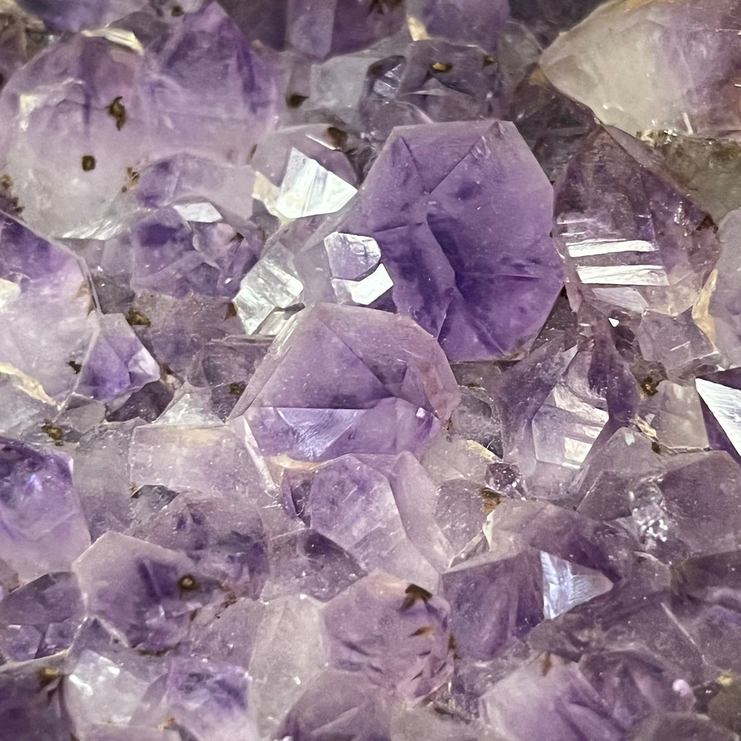 AAA-Amethyst-Druse mit Goethit-Einschlüssen, Brasilien, 750 g, DR109