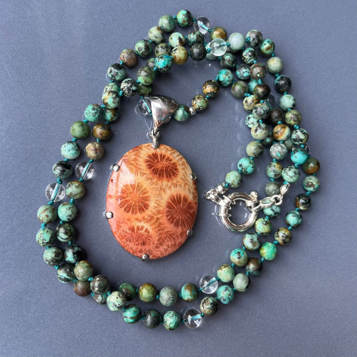 Collier MALA en jaspe ("turquoise africaine") et Pendentif en corail fossilisé orange