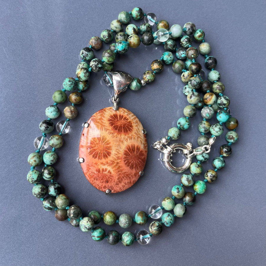 Collier MALA en jaspe ("turquoise africaine") et Pendentif en corail fossilisé orange