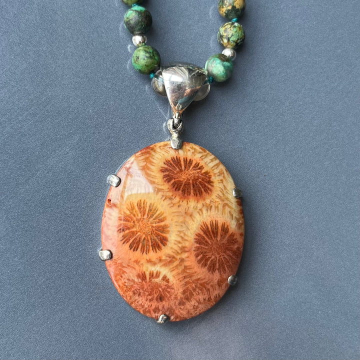 Mala-Halskette aus Jaspis („afrikanischem Türkis“) und Anhänger aus orangefarbener fossiler Koralle