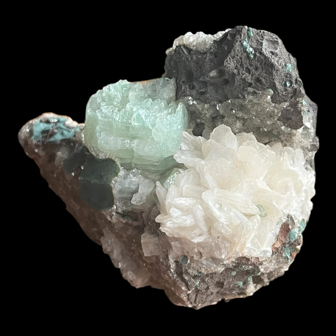 Grüner Fluorapophyllit, weißer Stilbit und Mikroheulandit, Maharashtra, Indien, DW167