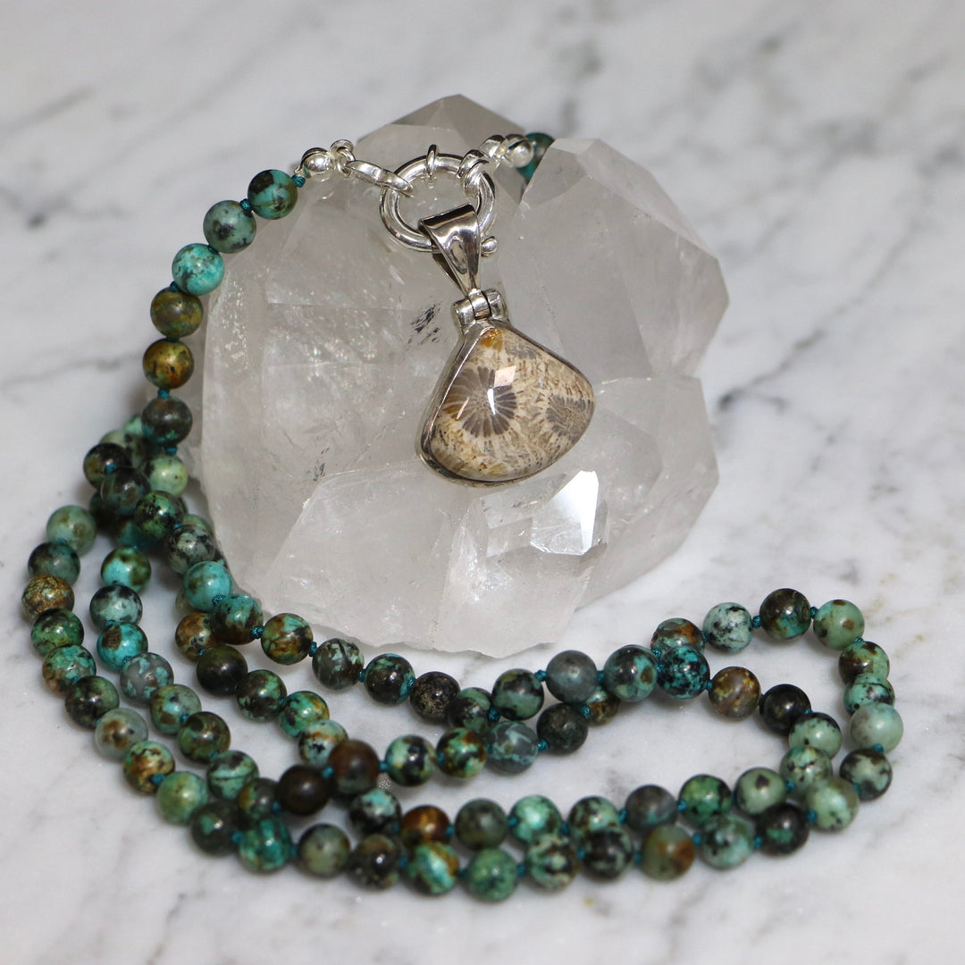 Collier MALA en jaspe ("turquoise africaine") et Pendentif en corail fossilisé