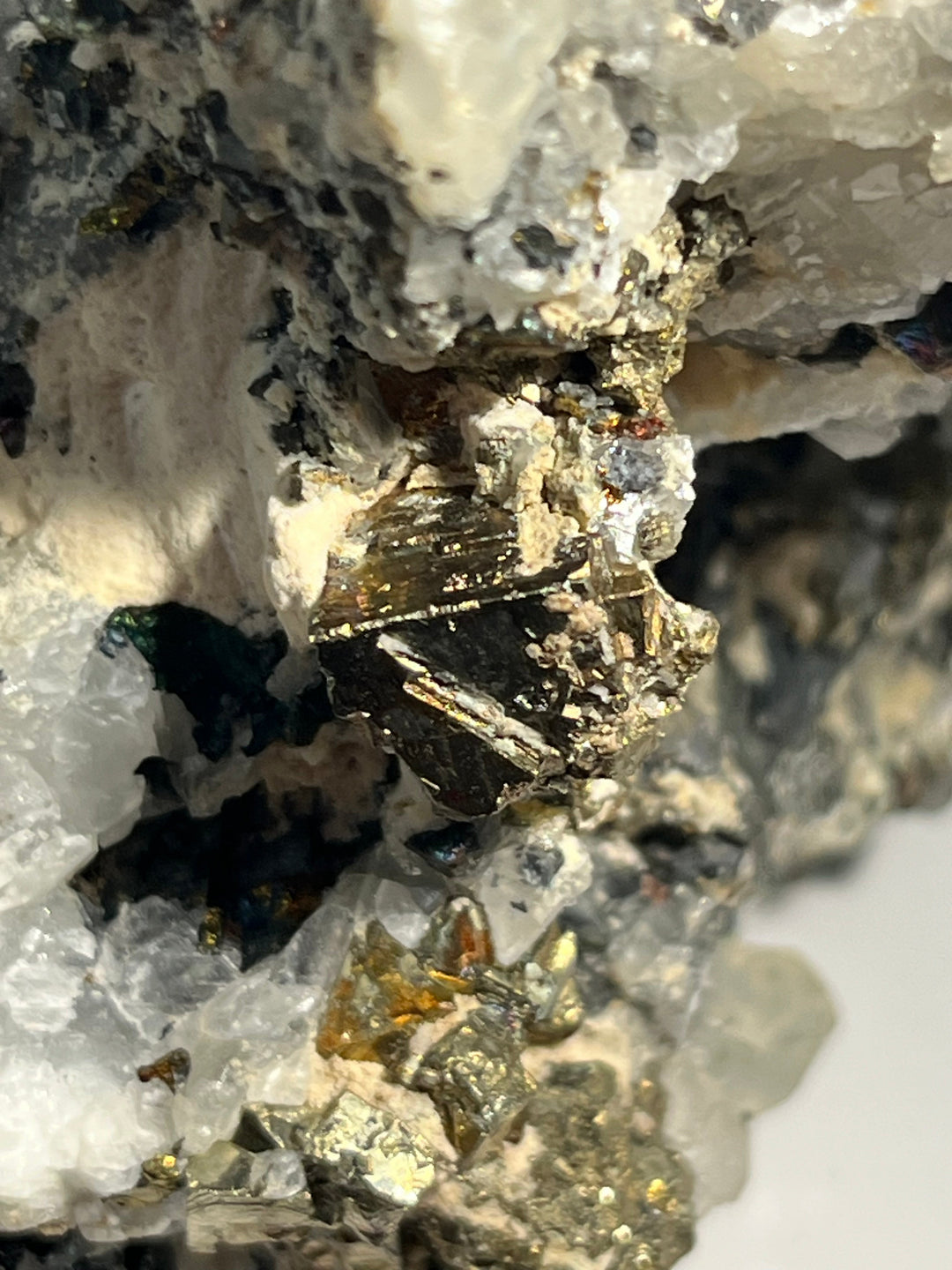 Chalkopyrit, Pyrit und Calcit Rumänien DB60