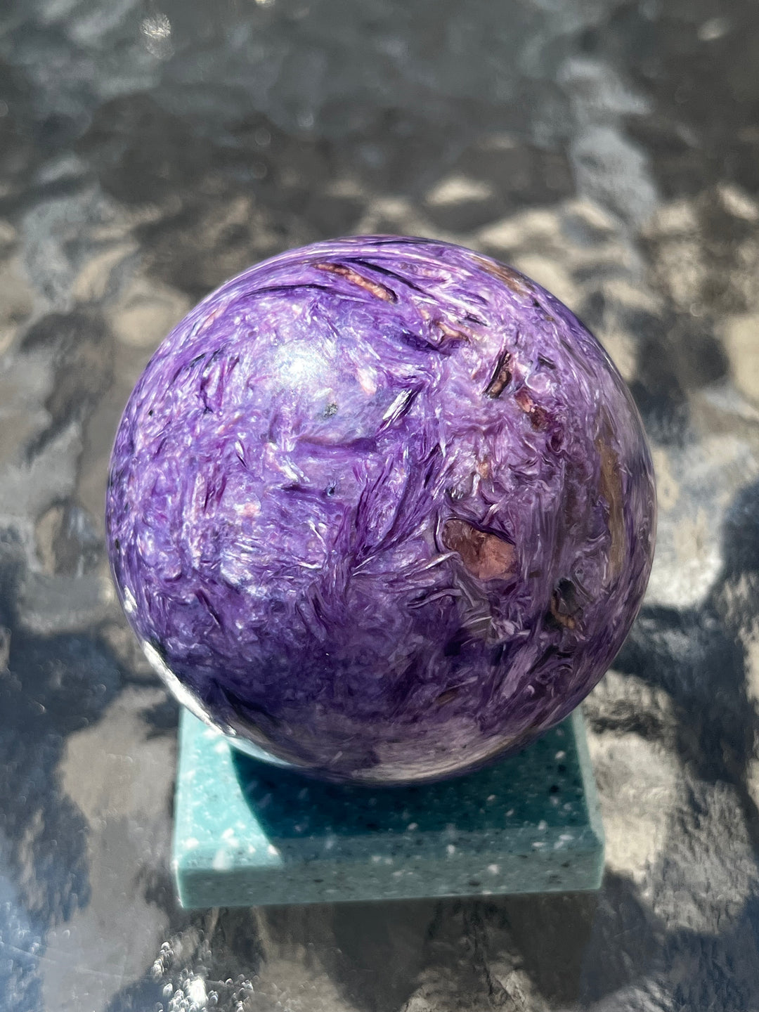 sphère de charoite de Sibérie qualité premium 6 cm