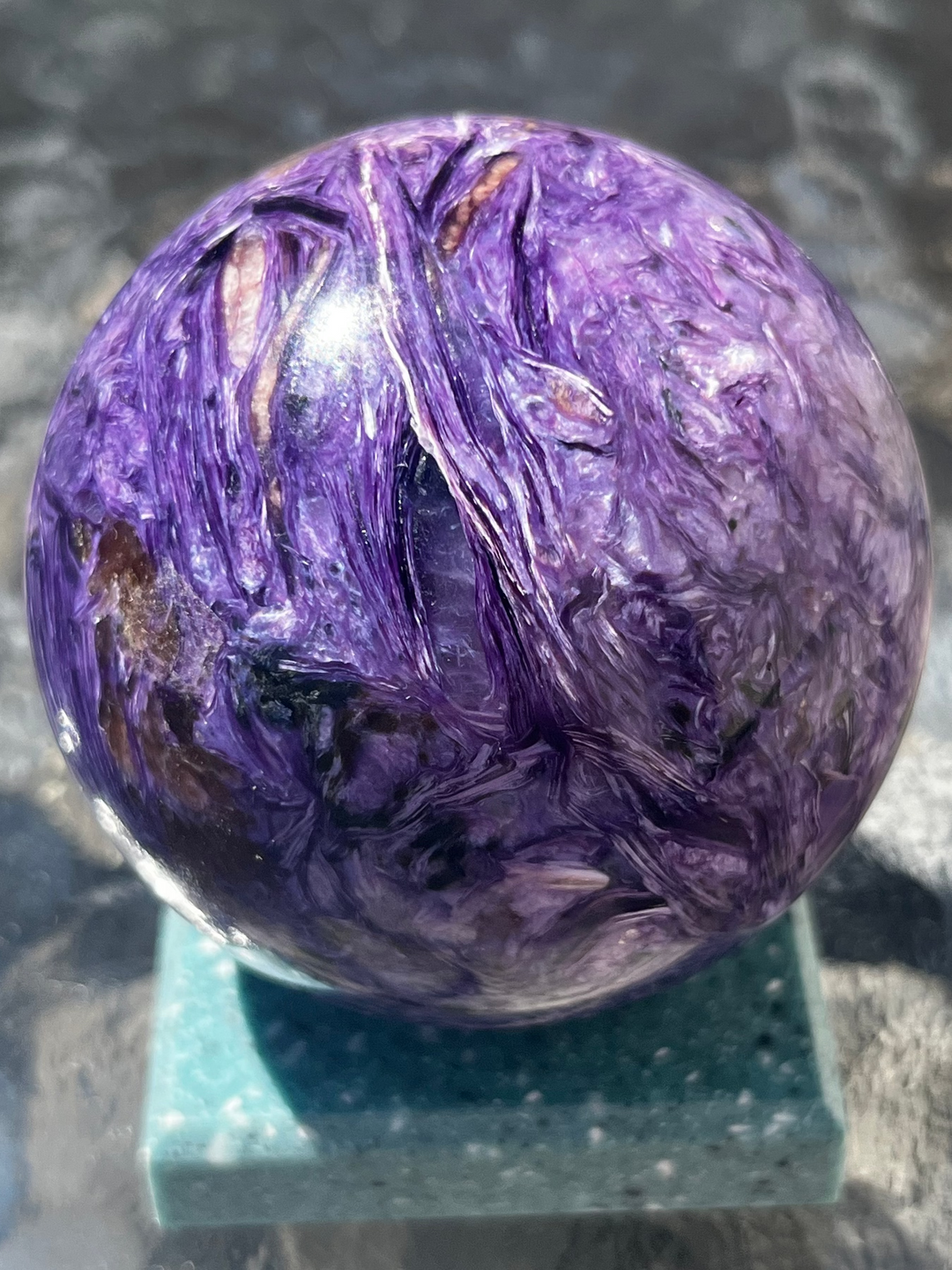 sphère de charoite de Sibérie qualité premium 6 cm