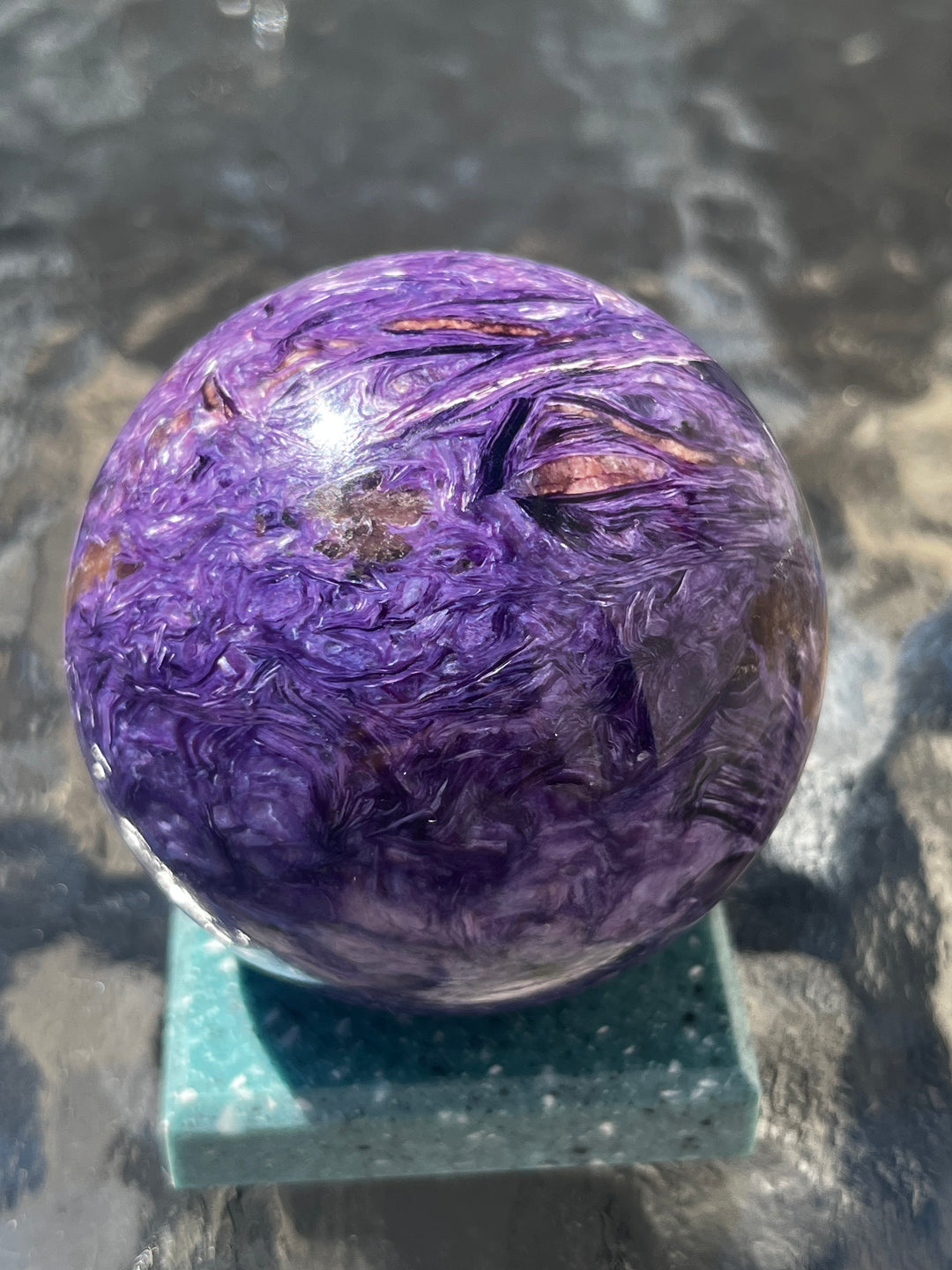 sphère de charoite de Sibérie qualité premium 6 cm