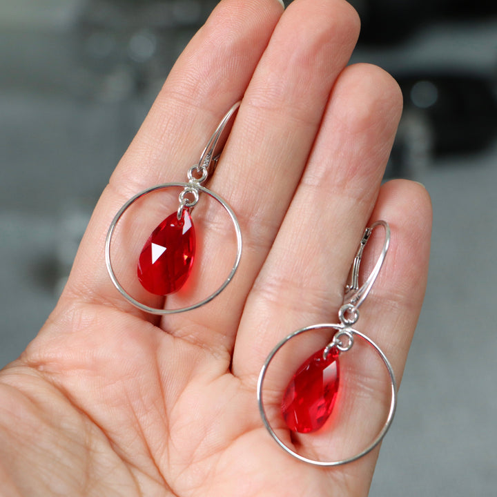 Pendentif, cristaux Swarovski, argent rhodié, rouge vive, LAC