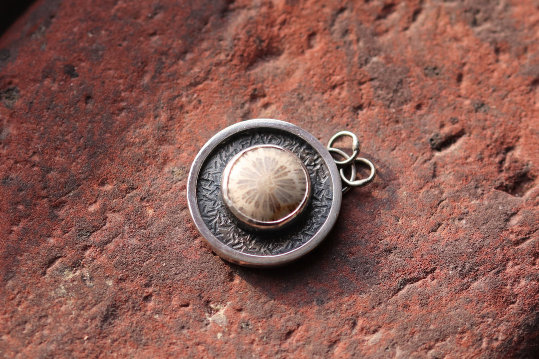 Silberanhänger mit fossiler Koralle SL-N022