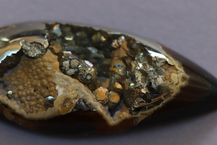 Ammonite pyritisée, AM_P033, taille cabochon, 58x24x10 mm; 22.6g;