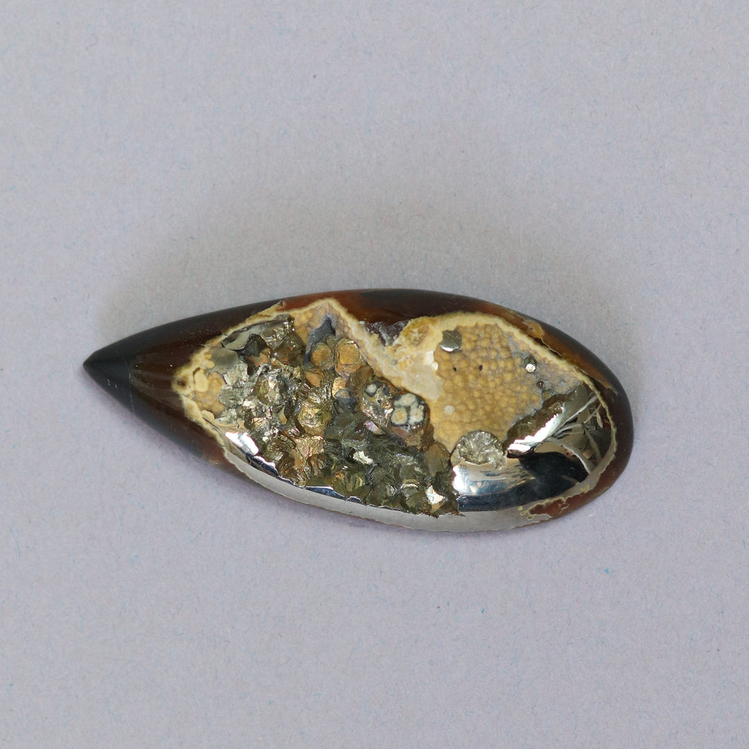 Ammonite pyritisée, AM_P033, taille cabochon, 58x24x10 mm; 22.6g;