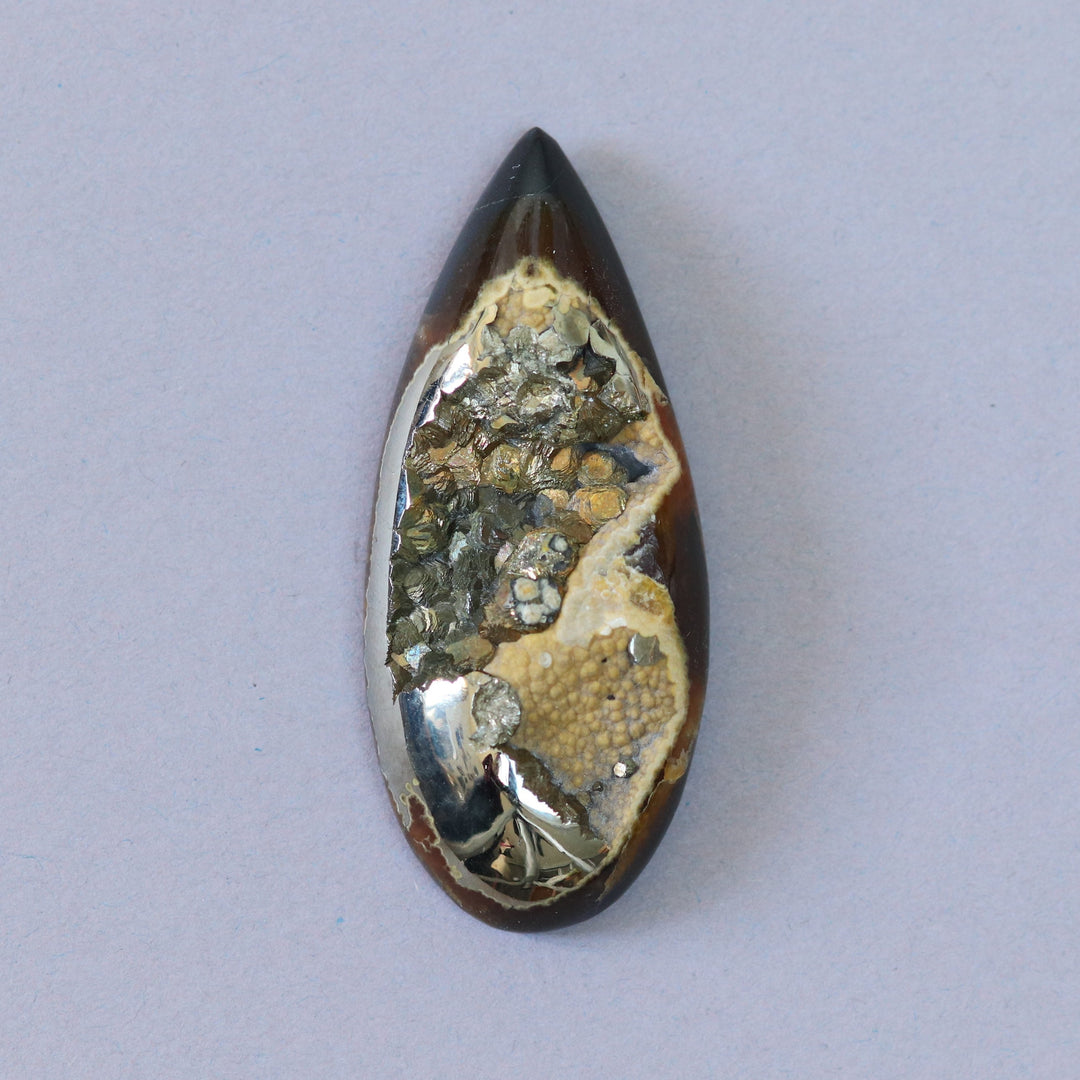 Ammonite pyritisée, AM_P033, taille cabochon, 58x24x10 mm; 22.6g;