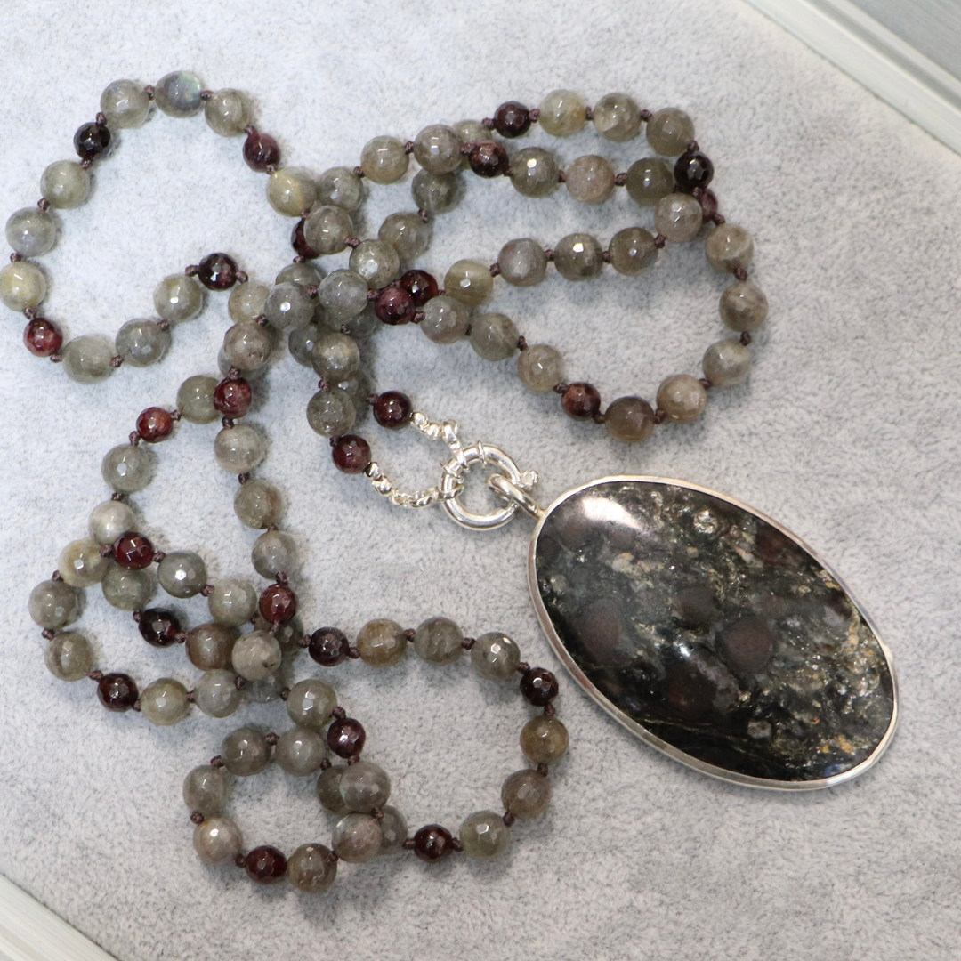 Mala-Halskette aus Labradorit und Granat mit Anhänger aus Glimmerschiefer und Granat