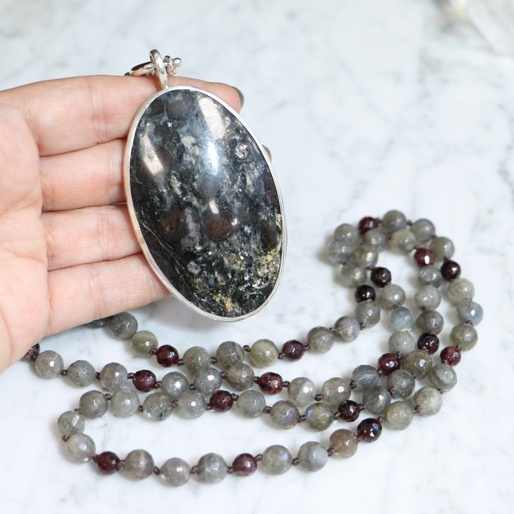 Mala-Halskette aus Labradorit und Granat mit Anhänger aus Glimmerschiefer und Granat