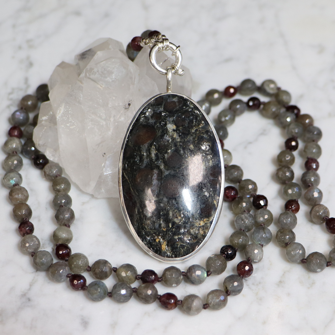Mala-Halskette aus Labradorit und Granat mit Anhänger aus Glimmerschiefer und Granat