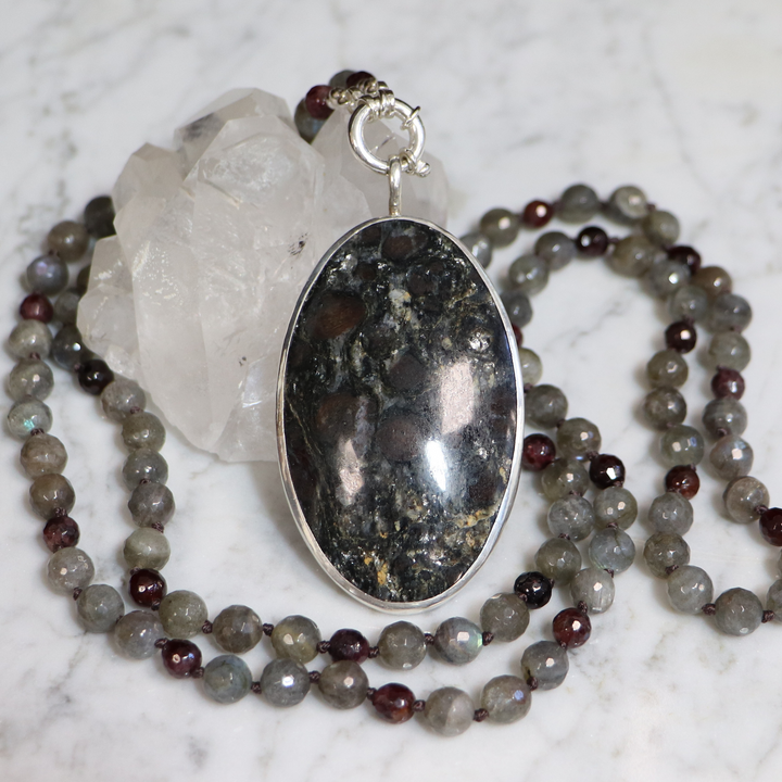 Mala-Halskette aus Labradorit und Granat mit Anhänger aus Glimmerschiefer und Granat