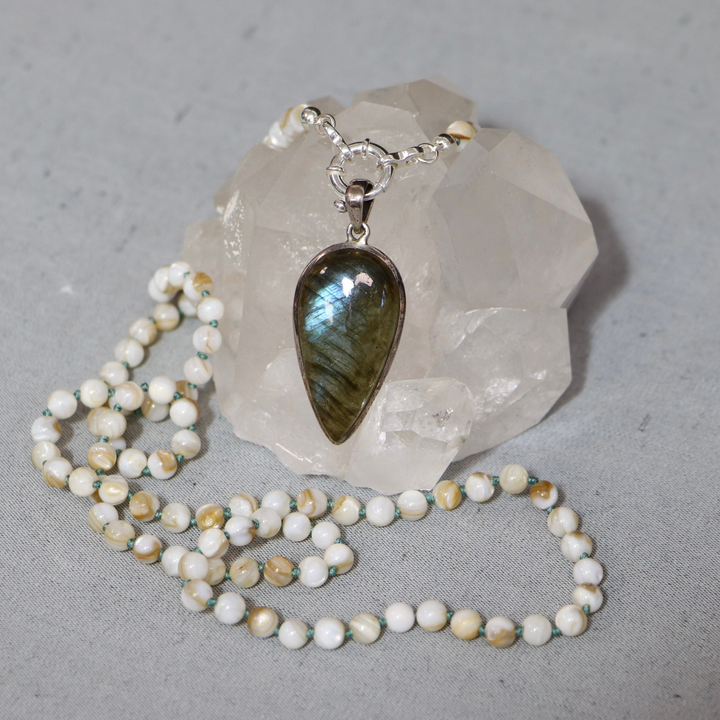 Mala-Halskette aus Perlmutt und Labradorit-Anhänger
