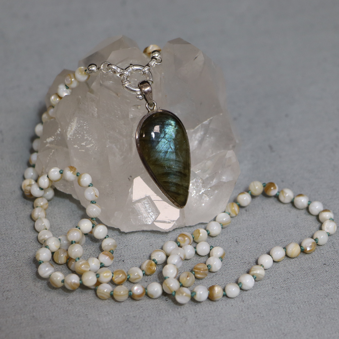 Mala-Halskette aus Perlmutt und Labradorit-Anhänger