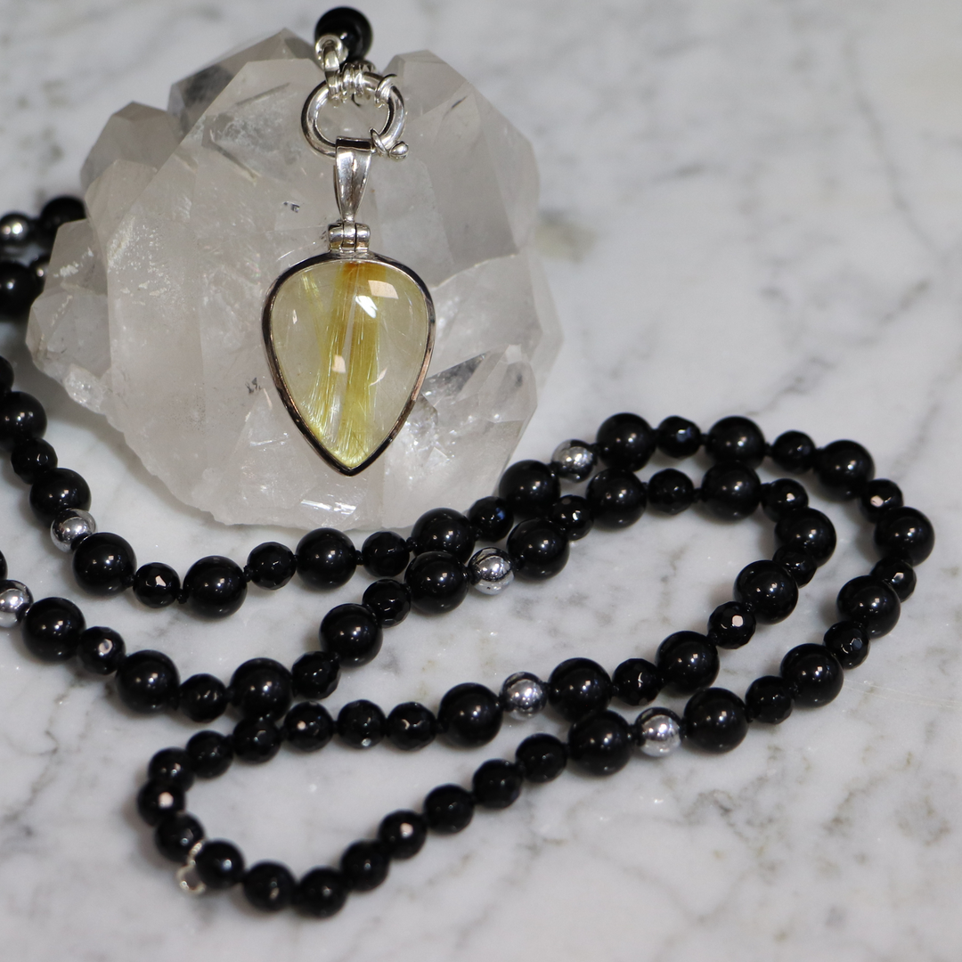 MALA-Halskette aus schwarzem Turmalin, Onyx und Hämatit mit einem Anhänger aus Rutilquarz