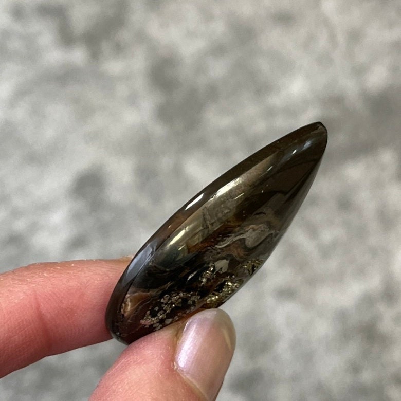 Pyritisierter Ammonit, AM_P078, Cabochon-Schliff, 48x34x8 mm; 18,8 g;