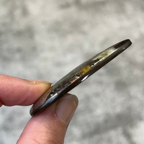 Ammonite pyritisée, AM_P083, taille cabochon, 57x30x7 mm; 19.5g;