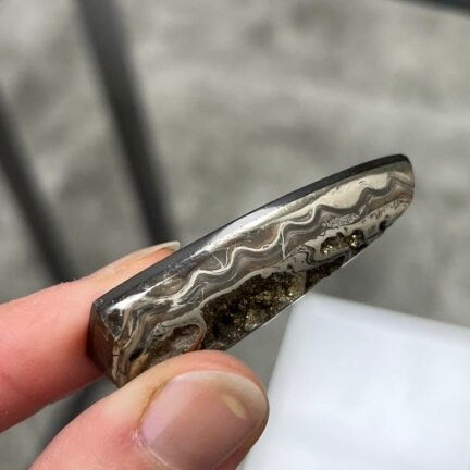 Ammonite pyritisée, AM_P047, taille cabochon, 50x20x9 mm; 16.6g;