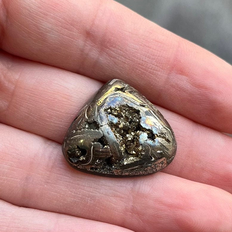 Pyritisierter Ammonit, AM_P112, Cabochongröße, 24 x 21 x 6 mm; 5,6 g