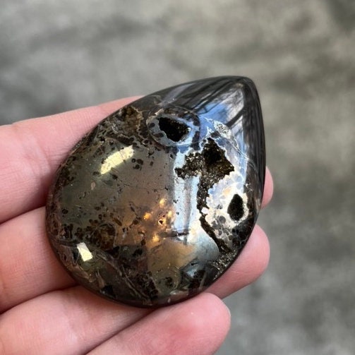 Ammonite pyritisée, AM_P021, taille cabochon, 61x41x10 mm; 37g;