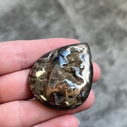 Pyritisierter Ammonit, AM_P081, Cabochon-Schliff, 48x38x7 mm; 21 g;