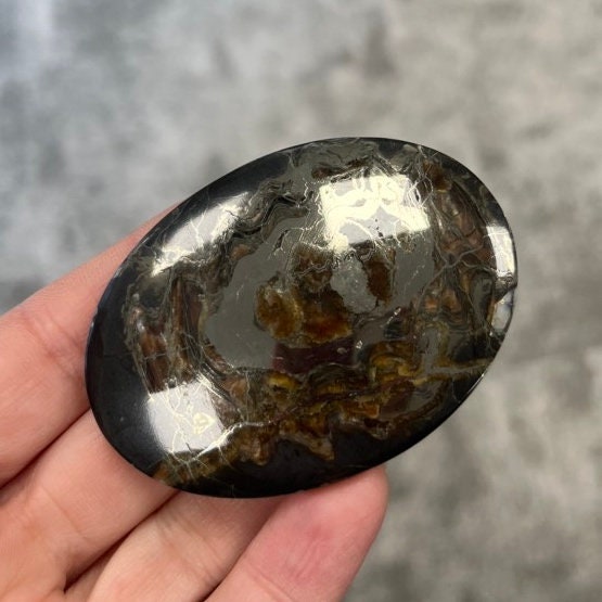 Ammonite pyritisée, AM_P062, taille cabochon, 65x42x6 mm; 33.9g;