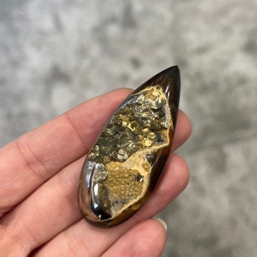 Ammonite pyritisée, AM_P033, taille cabochon, 58x24x10 mm; 22.6g;