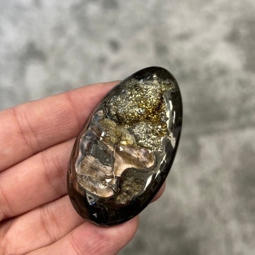 Ammonite pyritisée, AM_P065, taille cabochon, 56 x 32 x11mm; 28.8g;