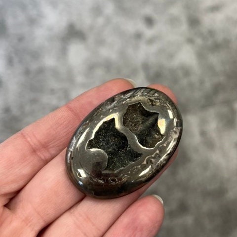 Pyritisierter Ammonit, AM_P073, Cabochon-Schliff, 45x32x7 mm; 20,3 g;