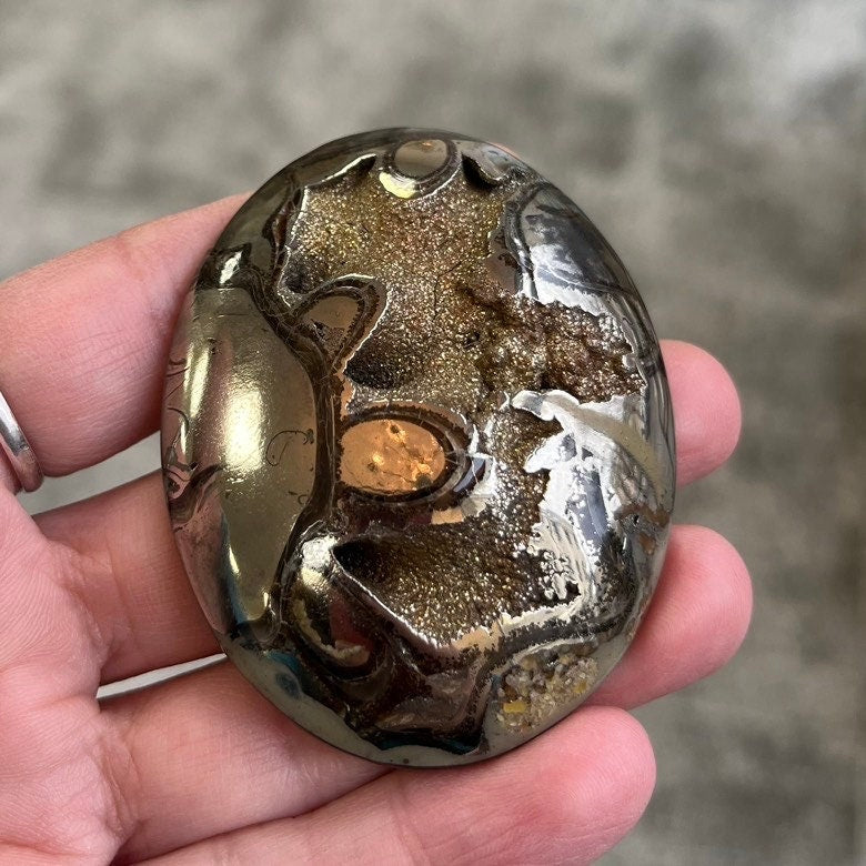 Ammonite pyritisée, AM_P055, taille cabochon, 62x48x13 mm; 59g;