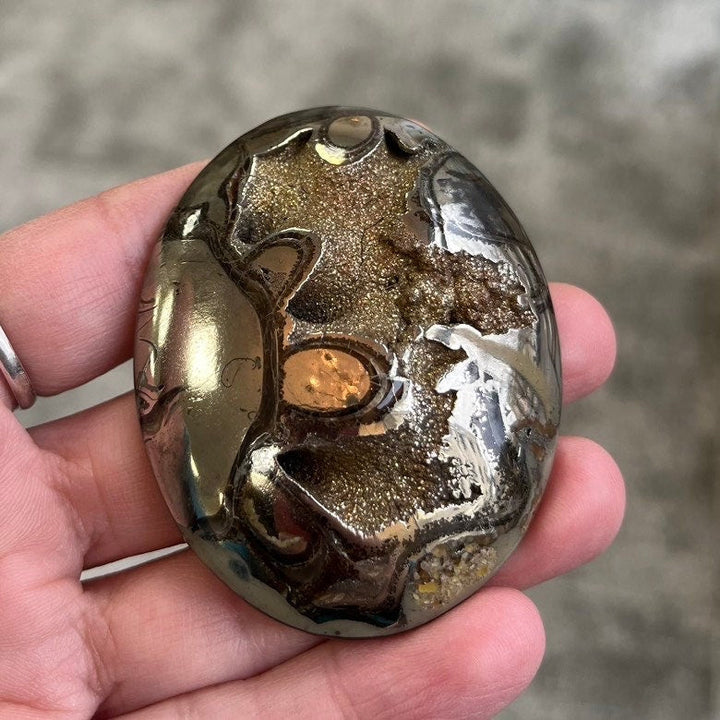 Ammonite pyritisée, AM_P055, taille cabochon, 62x48x13 mm; 59g;