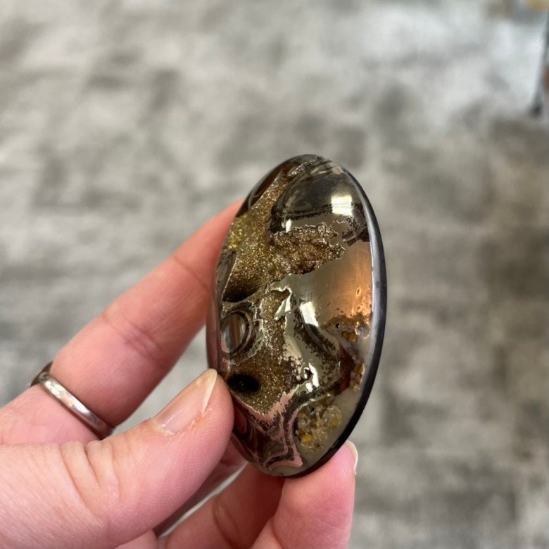 Ammonite pyritisée, AM_P055, taille cabochon, 62x48x13 mm; 59g;