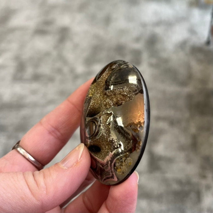 Ammonite pyritisée, AM_P055, taille cabochon, 62x48x13 mm; 59g;