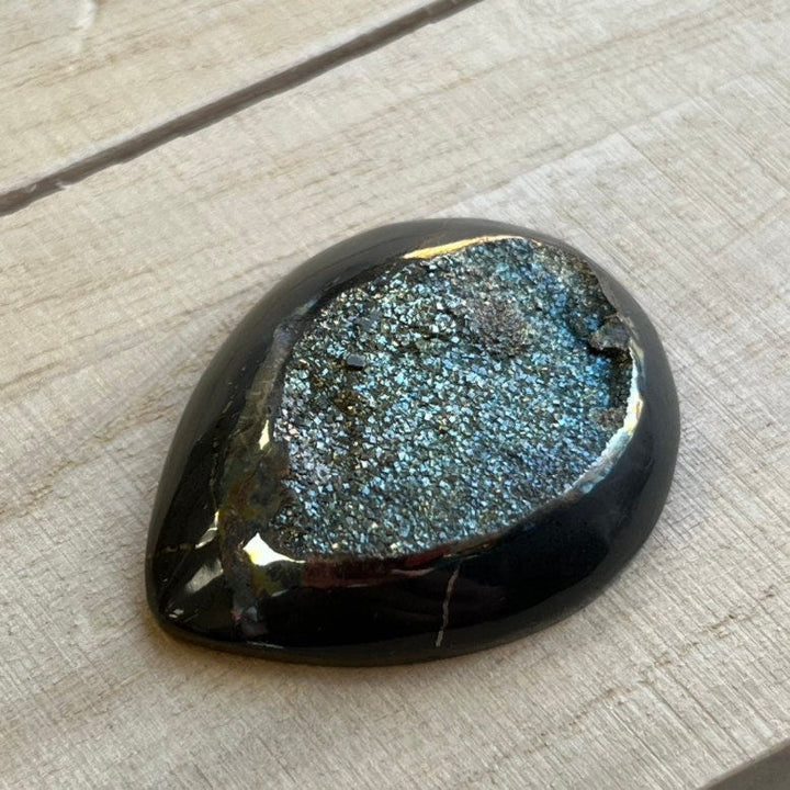 Pyritisierter Ammonit, AM_P108, Cabochon-Schliff, 31x25x7 mm; 8,8 g;