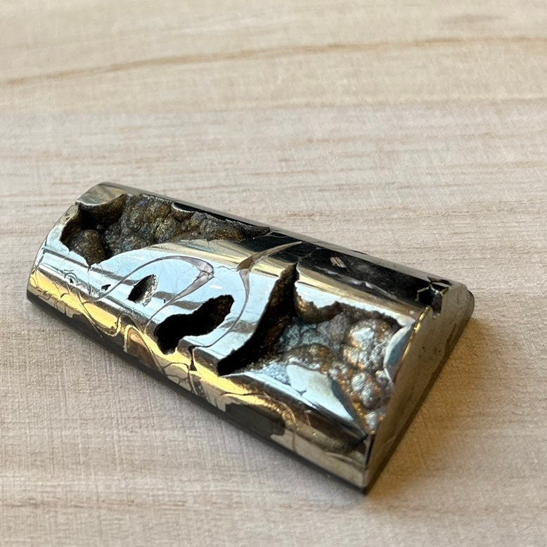 Pyritisierter Ammonit, AM_P068, Cabochon-Schliff, 43x25x11 mm; 25 g;