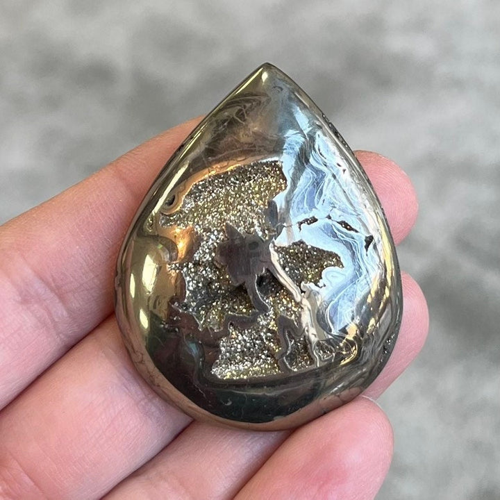 Pyritisierter Ammonit, AM_P079, Cabochon-Schliff, 48x38x7 mm; 23 g;